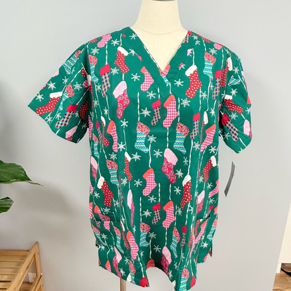 NWT Buttersoft Christmas Scrub Top Plus 3X Green Holiday Stocking Cotton Scrubs - Picture 1 of 7